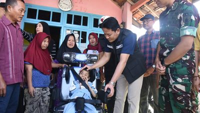Bupati Sidoarjo H Subandi memastikan kepesertaan BPJS Kesehatan bagi keluarga anak difabel penerima bantuan kursi roda di Kecamatan Tarik, Sidoarjo.