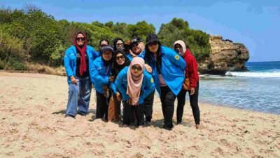 Ketua Umum Macan Srikandi, Endah Ruliyanti, kunjungi Pantai Pudak Blitar bersama rombongan, nikmati pasir putih dan ombak pantai selatan Jawa Timur, Minggu (23/8/2026).