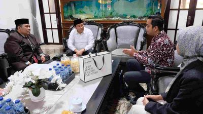 Tas dan dompet kulit Acapcop asal Sidoarjo bakal tampil di Paris Fashion Week Oktober 2026. Bupati Subandi beri dukungan penuh UMKM lokal.