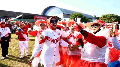 Wabup Sidoarjo Mimik Idayana lepas karnaval HUT RI ke-81 di sejumlah titik, ajak warga jaga semangat gotong royong.