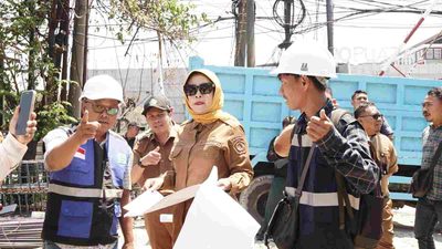 Wabup Sidoarjo Mimik Idayana sidak rumah pompa Jati, mengecek kualitas konstruksi dan kapasitas tampungan untuk antisipasi banjir.