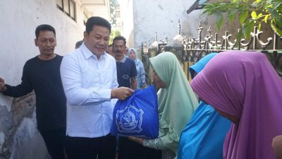 Bupati Sidoarjo Subandi tinjau RTLH Ika Yasih di Buduran dan serahkan bantuan kursi roda untuk tiga warga yang membutuhkan alat bantu mobilitas.