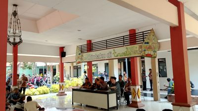 Demo warga Mliriprowo Sidoarjo: ratusan warga menilai Kades Mamok Widodo belum penuhi komitmen dan menuntutnya mundur, Kamis (15/10/2026).