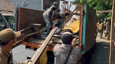 Dua ekskavator dan 600 personel gabungan membongkar 67 bangunan liar di frontage road Sidoarjo untuk mengurai kemacetan.