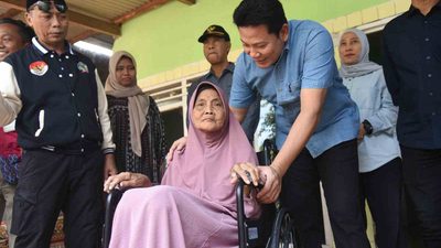 Bupati Subandi bagikan empat kursi roda dan pastikan bedah dua rumah tidak layak huni di Jabon, Sidoarjo, Sabtu (3/10/2026).