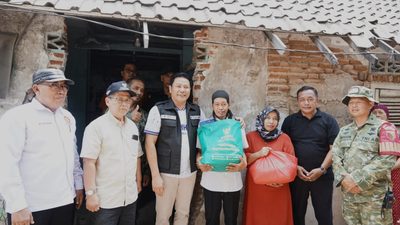 Bantuan RTLH Waru: Bupati Subandi serahkan empat kursi roda dan tinjau perbaikan dua rumah di Janti, Kureksari, Kedungrejo, Bungurasih.