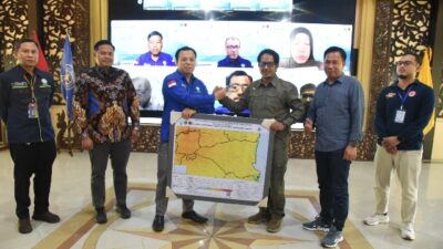 Cegah kepanikan massal saat gempa, 53 warga Sidoarjo ikut Sekolah Lapang Gempa Bumi BMKG. Pemkab minta ilmu ditularkan ke keluarga.